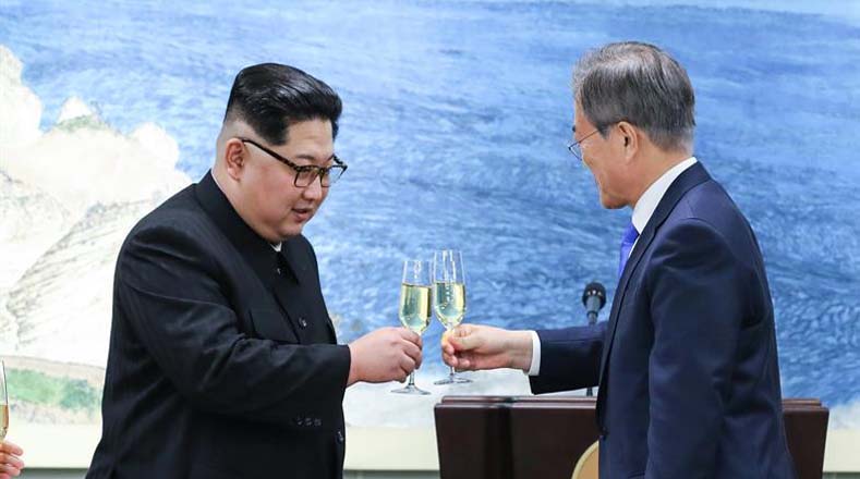Entre los acuerdos más importantes, ambas Coreas se comprometieron a buscar la desnuclearización total de la Península, reducir los arsenales de guerra y bajar la tensión militar, para poder fomentar la paz.
