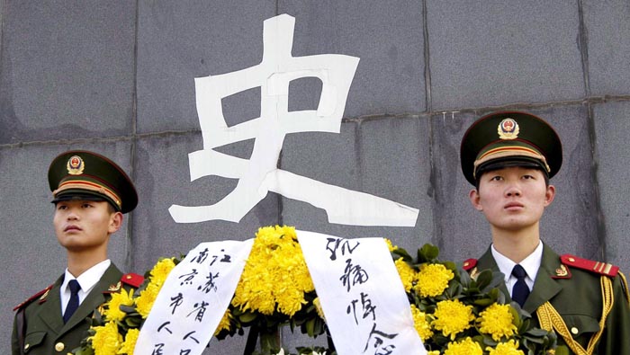 Dos jóvenes chinos posaron con uniformes japoneses frente a las ruinas donde ocurrió la Masacre de Nanjing.