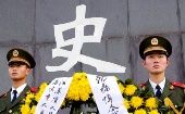 Dos jóvenes chinos posaron con uniformes japoneses frente a las ruinas donde ocurrió la Masacre de Nanjing.