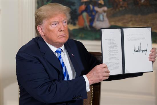 Trump firma salida de EE.UU. del acuerdo nuclear con Irán