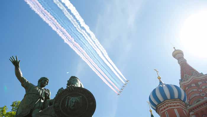Seis aviones de ataque Su-25 pintaron en el cielo la bandera rusa antes del final del desfile.
