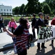 Protesta afuera de la Casa Blanca por el retiro de EU del acuerdo nuclear con Irán