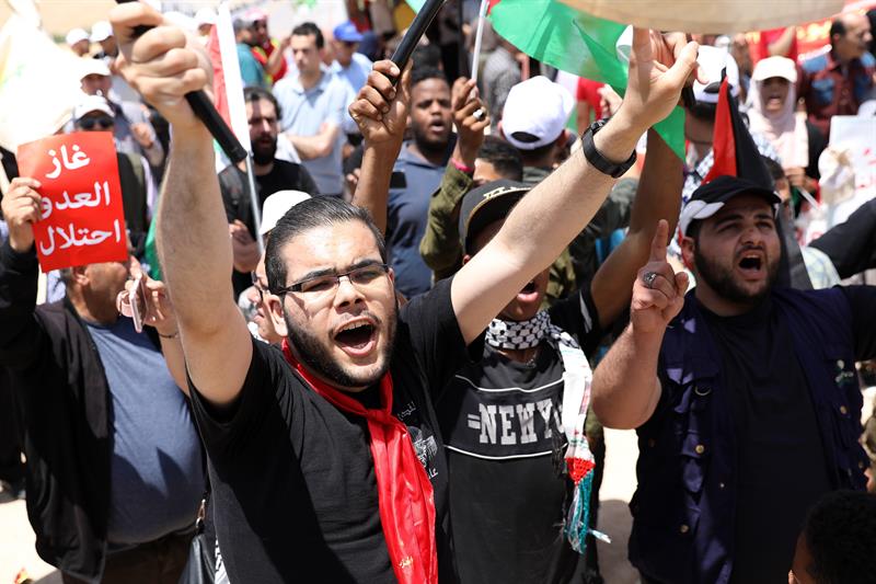 Los manifestantes gritan consignas contra EE.UU. e Israel.