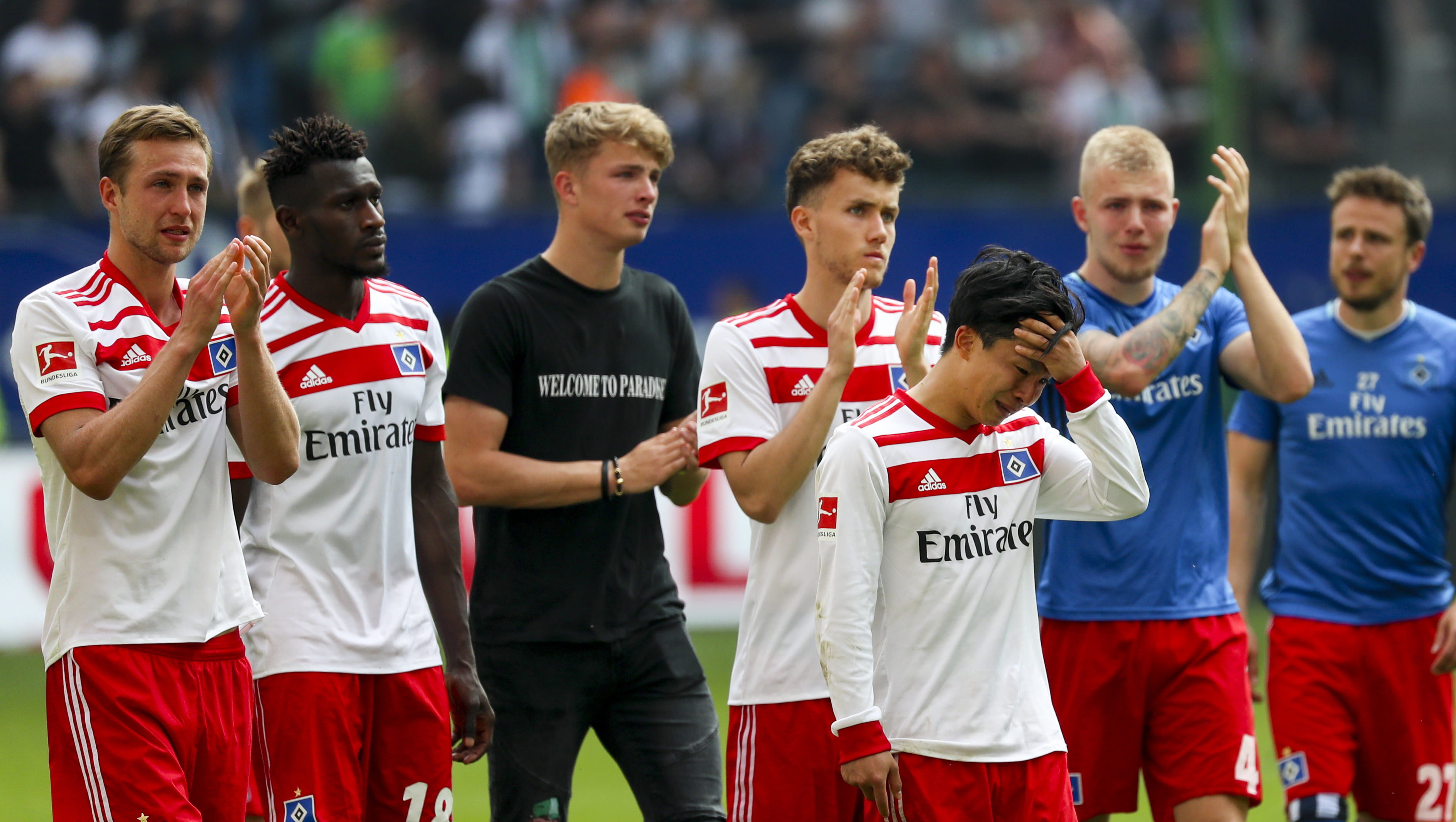 Durante el partido, unos hinchas del Hamburgo lanzaron petardos al área del equipo contrario.