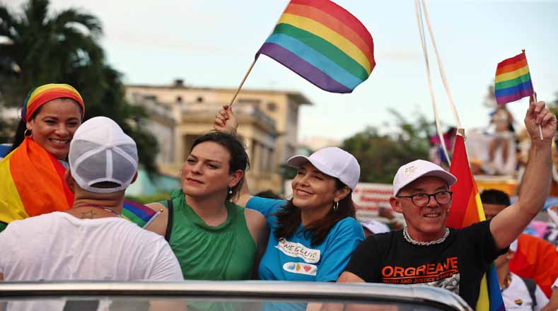 La directora del Centro Nacional de Educación Sexual (Cenesex), Mariela Castro (2d), la actriz chilena Daniela Vega (2i) y el activista británico por los derechos de la comunidad LGBTI, Mike Jackson encabezaron la Conga Cubana Contra la Homofobia.