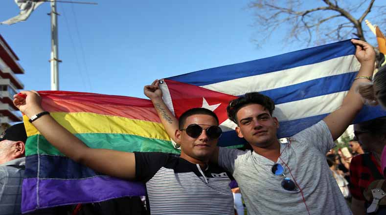 En la calle Línea en La Habana, la bandera arcoíris ondeó junto con la de la República de Cuba.