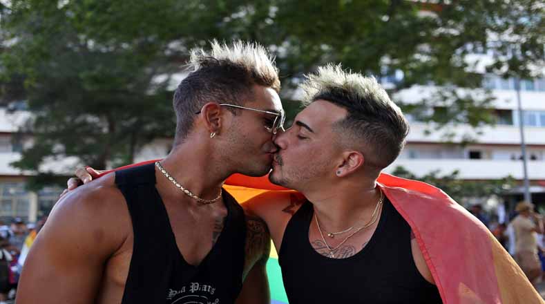 Dos hombres se besaron en una imagen que se repite en cada manifestación gay.