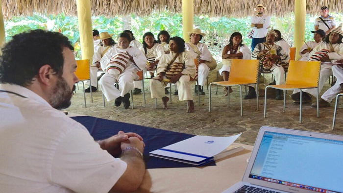 El defensor, Carlos Alfonso Negret Mosquera, se reunió con los líderes indígenas en Santa Marta, Colombia.