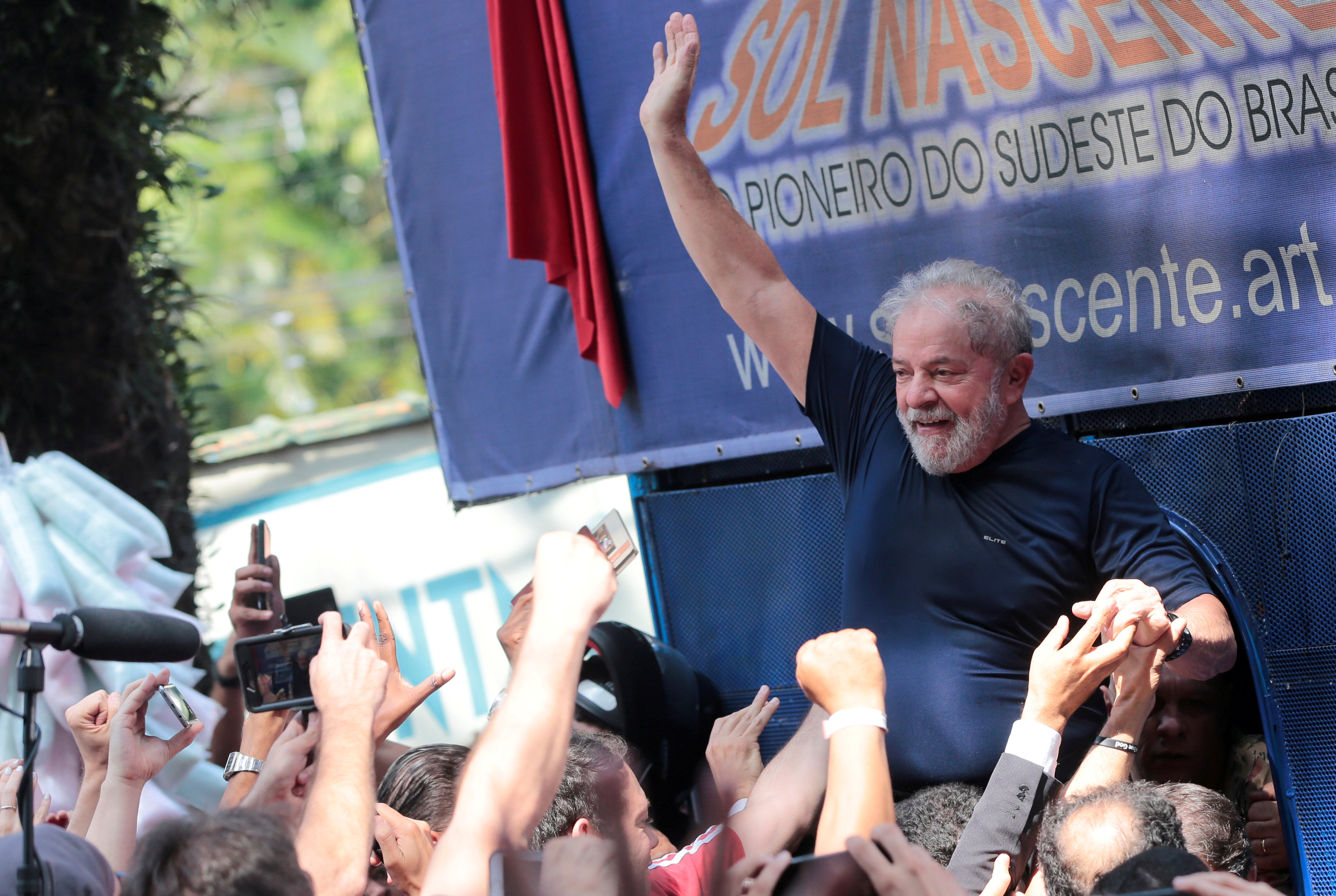 Lula lidera las encuestas con el 32,4 por ciento de intención de votos.