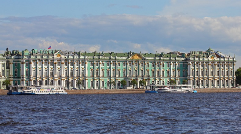 El Museo del Hermitage se encuentra ubicado en San Petersburgo, Rusia, tiene 254 años. Su colección está formada por más de tres millones de piezas, abarca desde antigüedades romanas y griegas hasta cuadros y esculturas de la Europea Occidental. Su pinacoteca está considerada una de las más completas del mundo.