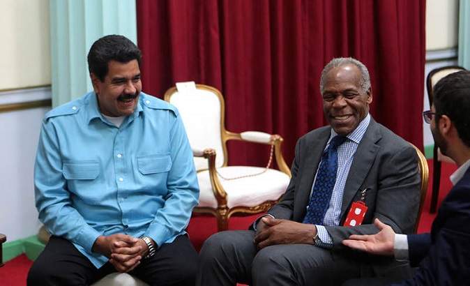 Venezuelan President Nicolas Maduro (L) with U.S. actor Danny Glover.