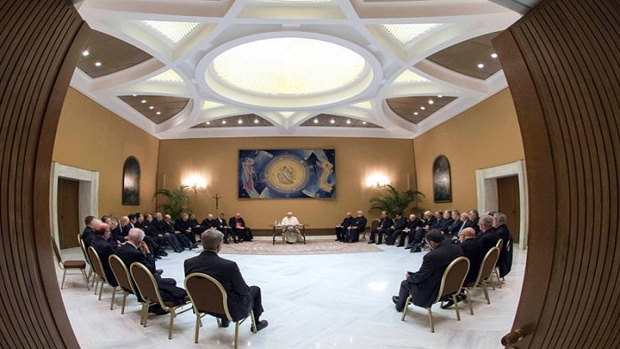 Los representantes de la Iglesia católica de Chile se reunieron con el papa Francisco en el Aula Pablo VI del Vaticano.