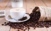Reducir la cantidad de azúcar y acompañarlo con leche vegetal es una de las mejores maneras de tomar café.