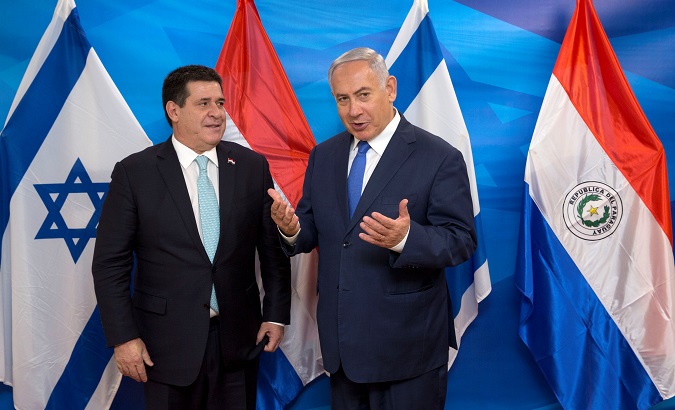 Israeli PM Benjamin Netanyahu next to Paraguayan President Horacio Cartes following the opening ceremony of the embassy of Paraguay in Jerusalem, May 21, 2018.