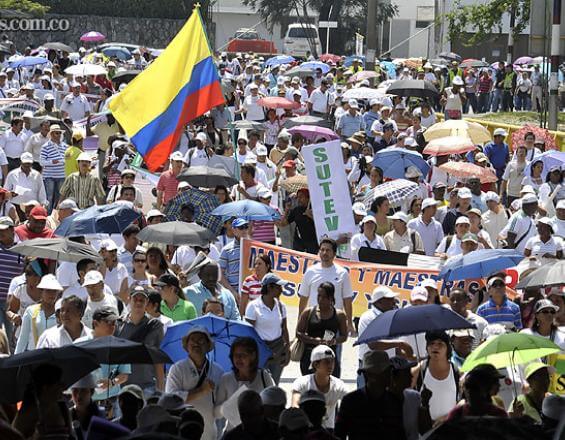 Maestros colombianos se movilizan en demanda de sus derechos