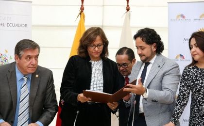 El secretario nacional de Comunicación, Andrés Michelena,  hace entrega del documento a la Asamblea Nacional.