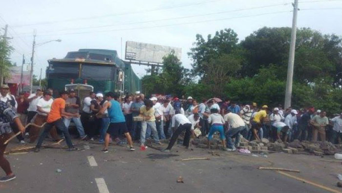 Familias de las localidades de Nagarote, La Paz Centro y Chinandega, que se dirigían hacia León para participar en una caminata por la paz, fueron agredidas con piedras y morterazos por grupos de derecha.