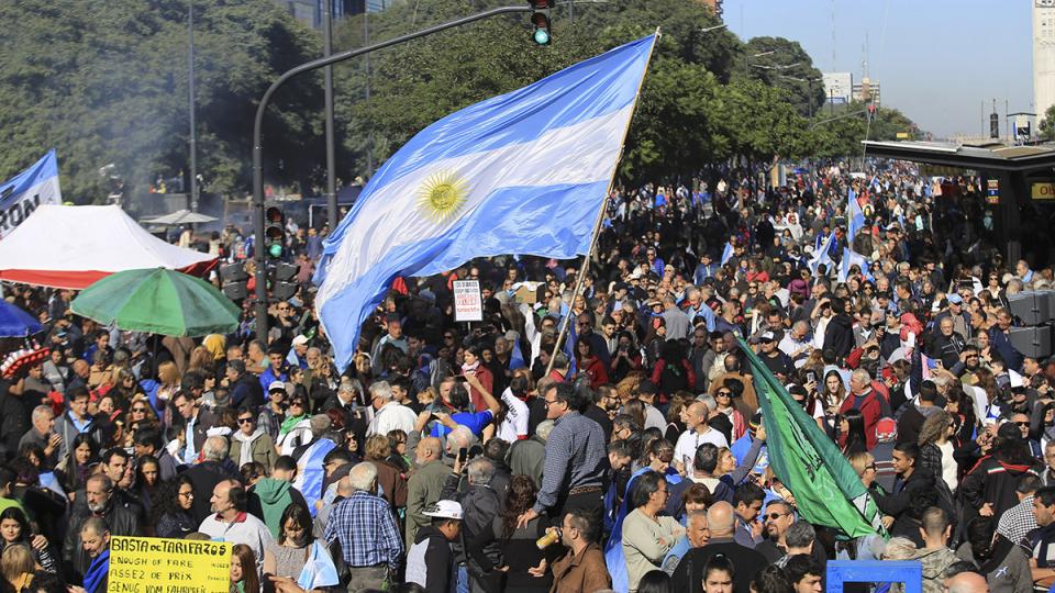 Argentinos se movilizan contra el FMI y los tarifazos
