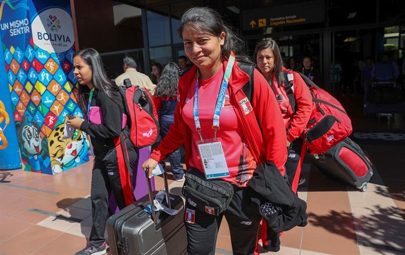 Members of the handball team of Peru arrive in Cochabamba, Bolivia, on May 25, 2018.