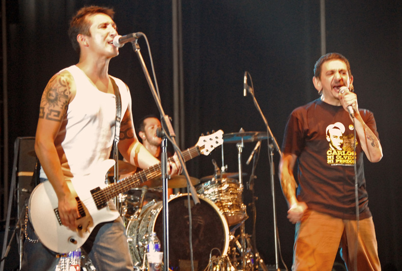 Evaristo Paramos singing with Gatillazo in Madrid, 2009.