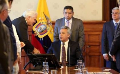 El presidente de la SIP, Gustavo Mohme, saluda al presidente de Ecuador, Lenín Moreno. 