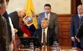 El presidente de la SIP, Gustavo Mohme, saluda al presidente de Ecuador, Lenín Moreno. 