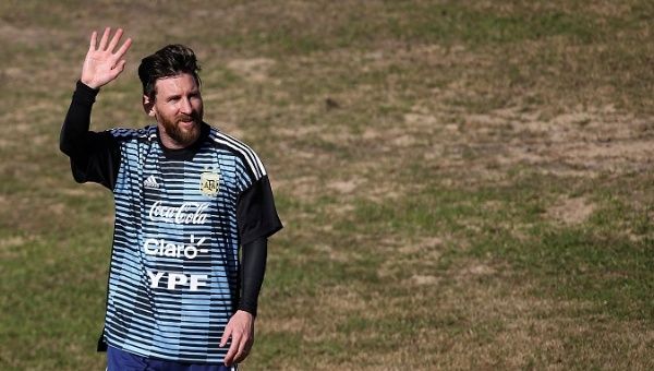 Lionel Messi of Argentina waves to the fans during a training session