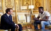 El mandatario Emmanuel Macron (I) sostuvo un encuentro con Mamoudou Gassama (D), quien es considerado por sectores de la población como un héroe.