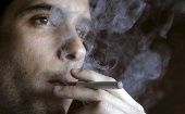Los fumadores de tabaco tienden a desarrollar adicción debido a la nicotina, un componente presente en los cigarrillos.