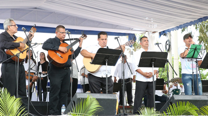 El acto estuvo amenizado por un grupo musical que le cantó y agasajó a las madres nicaragüenses en su día. 
