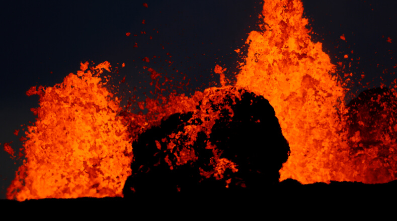 La vulcanóloga del Servicio Geológico estadounidense, Wendy Stovall, afirmó que actualmente la lava posee "temperaturas casi tan altas como las del manto".