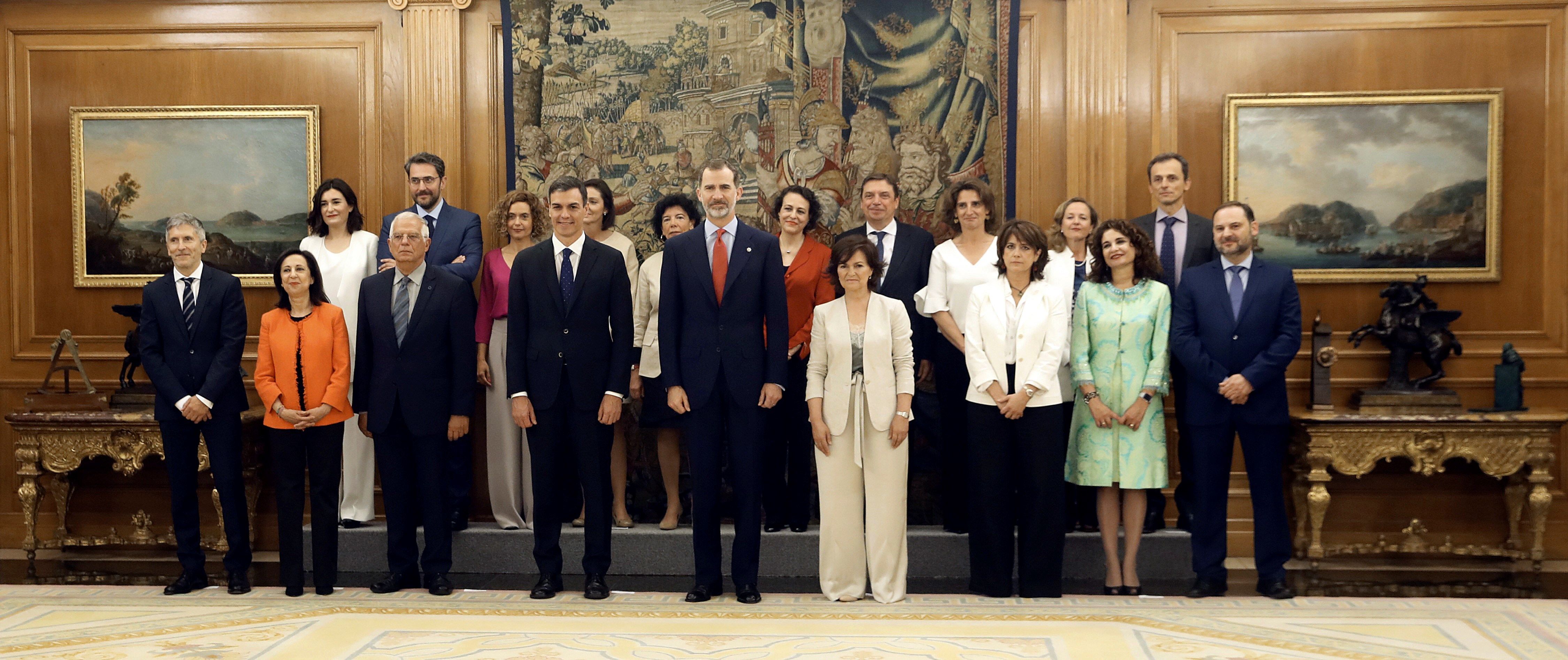 El Gobierno de Pedro Sánchez toma posesión luego de que Mariano Rajoy fuera removido de su cargo debido a una moción de censura. 