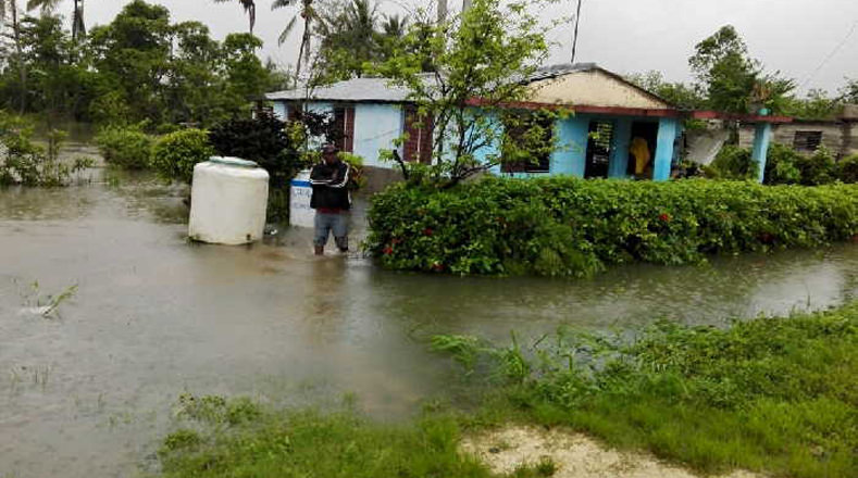 Luego de las fuertes lluvias varios municipios cubanos quedaron sin acceso, lo que ocasionó que los habitantes comenzaran a despejar los caminos. 