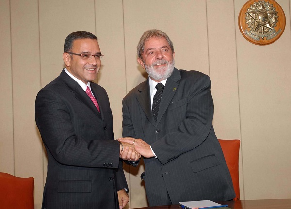 El Salvador's former President Mauricio Funes (L) with Brazil's former President Luiz Inacio Lula da Silva.