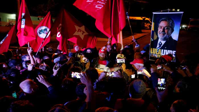 En Curitiba persisten los actos en respaldo a la carrera presidencial de Lula.