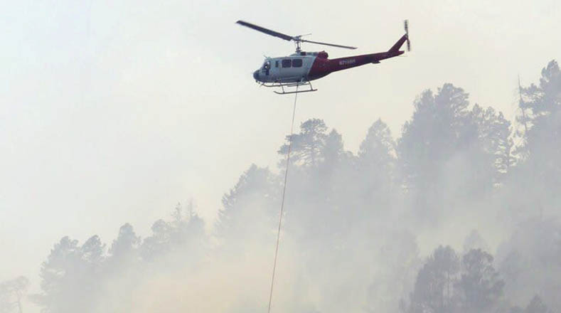 Las autoridades ordenaron a la población abandonar la zona también ante el peligro de intoxicación debido al humo del incendio.