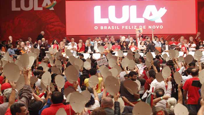 Seguidores de Lula acompañaron el 8 de junio el lanzamiento nacional de su precandidatura a la Presidencia.