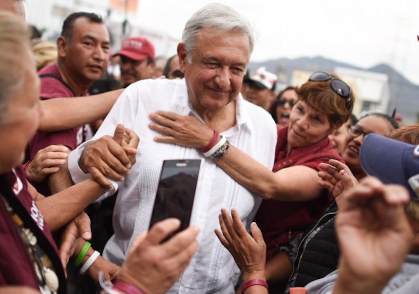 En su tercera carrera por llegar a la presidencia de México, el candidato López Obrador lidera las encuestas con amplio margen.