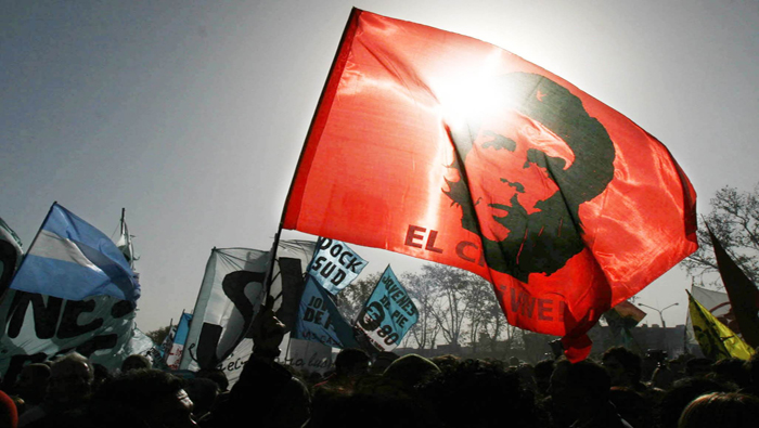 El Che instó a la juventud a comprometerse con el trabajo organizado para la construcción de un futuro.