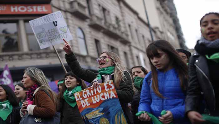 Las mujeres tomaron las calles de Buenos Aires para pedir el sí de los diputados en el Congreso.