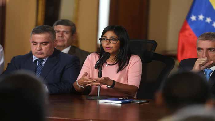 Delcy Rodríguez (c) ha sido protagonista, del lado del Ejecutivo, de los recientes acercamientos con la oposición venezolana.