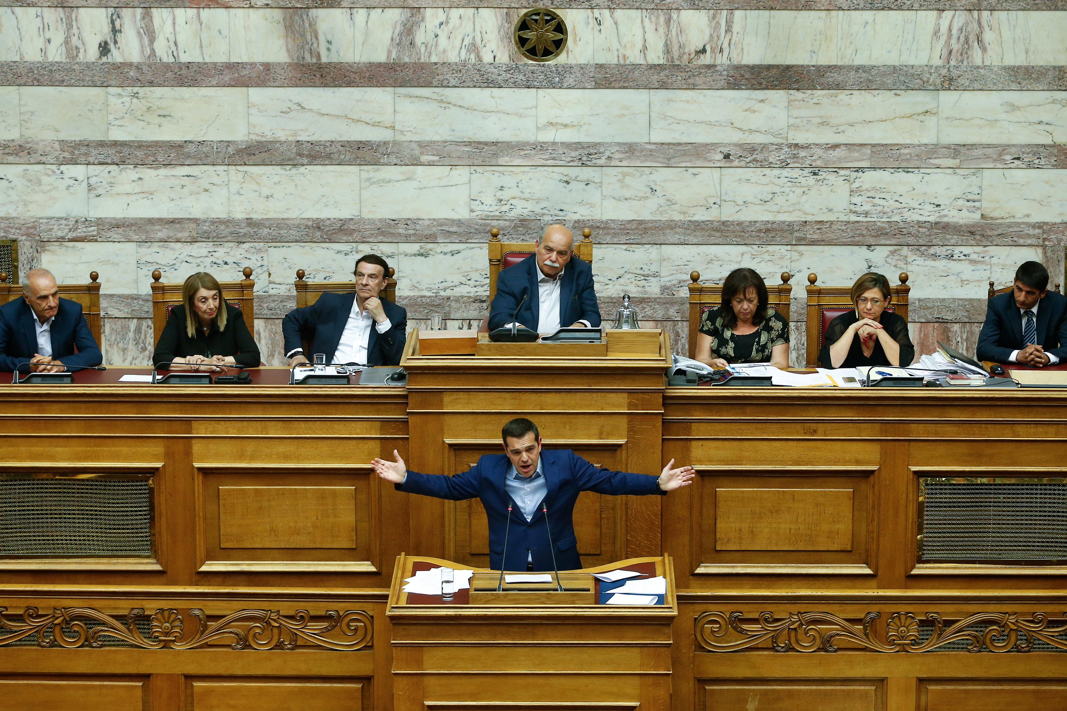 El primer ministro de Grecia acusó a la oposición de legitimar el nacionalismo extremo