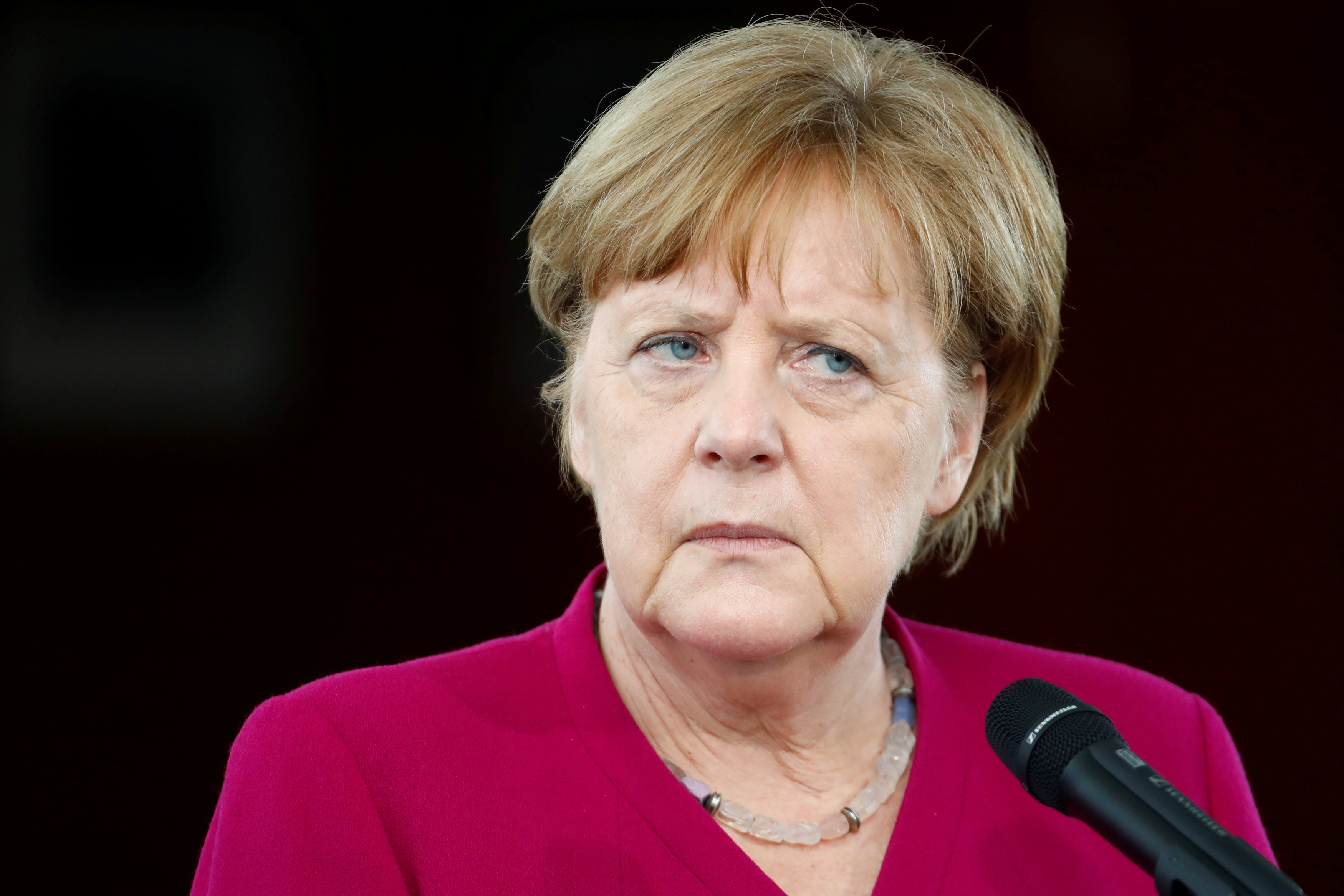 Merkel defiende una estrategia más flexible y una solución regional a la crisis migratoria.