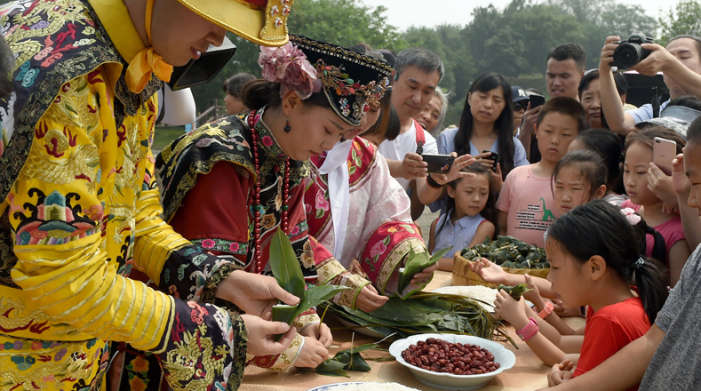 Con trajes coloridos y elegantes, los participantes se reúnen para enseñar a los turistas sobre una de las tradiciones más populares de la nación asiática.