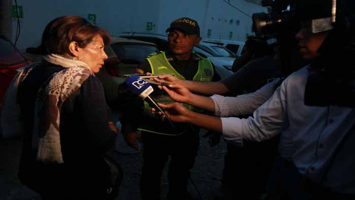 Mariana Reyes (i), madre de Javier Ortega, uno de los periodistas, habló con medios a su salida el viernes de la sede del Instituto de Medicina Legal de Colombia.