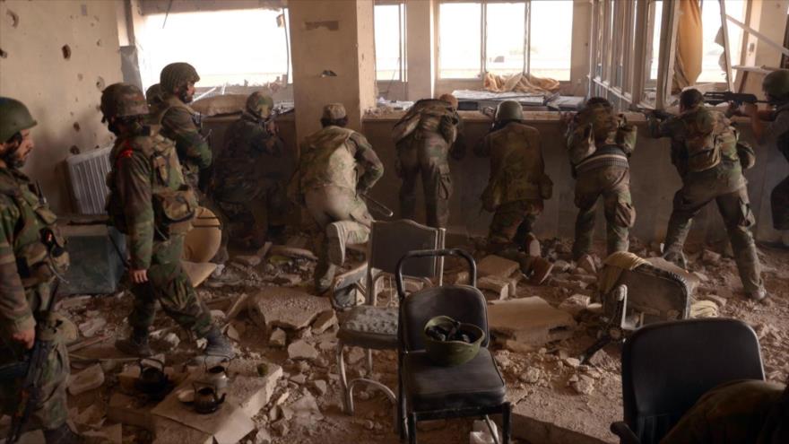 Miembros del Ejército de Siria durante el combate registrado desde la madrugada del sábado.