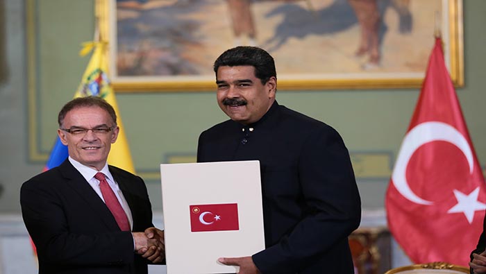 Los embajadores Sevki Mütevellioglu (Turquía) y Saad Bin Abdullah (Arabia Saudita) entregaron las cartas en las manos del presidente Maduro.