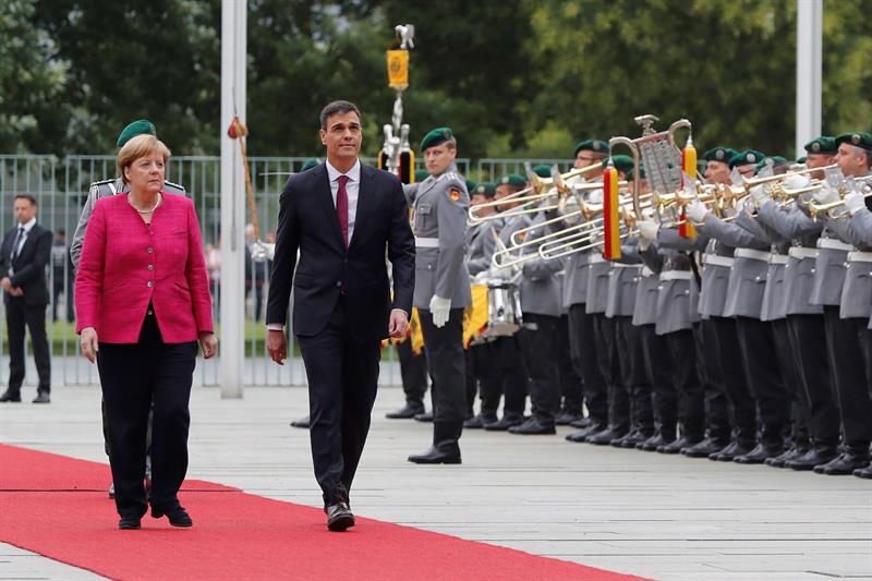 Sánchez fue recibido con honores militares en Berlín.