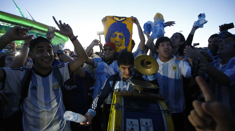 Durante un juego que definiría el rumbo de su historia en Rusia 2018, los albiceleste lograron la clasificación a la siguiente fase con tantos de Lionel Messi y Marcos Rojo, hecho que reanimó a los argentinos.