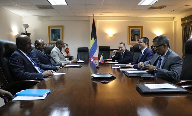 Antigua and Barbuda Prime Minister Gaston Browne (L, center) meets with Venezuela's foreign minister, Jorge Arreaza, in Venezuela on Tuesday. June 26, 2018.